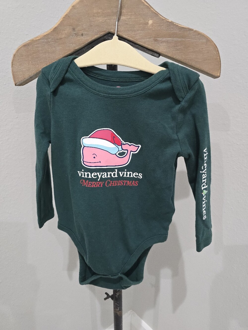Vineyard Vines Baby Long Sleeve Holiday Onesie - Green with Pink Whale 18-24 M